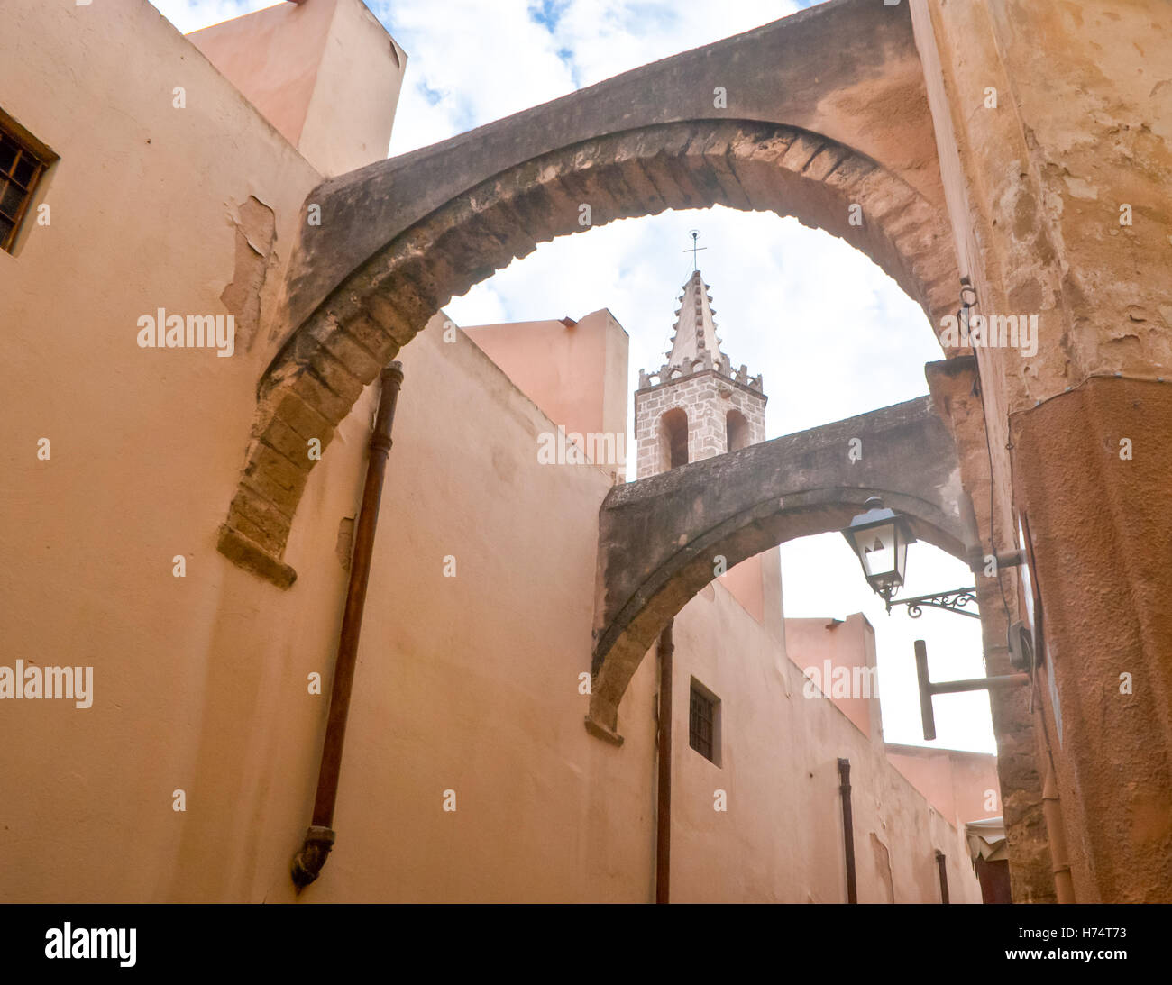 mittelalterliche Gassen mit hohen Gebäuden machen die besondere Atmosphäre der Stadt, Alghero, Sardinien, Italien Stockfoto