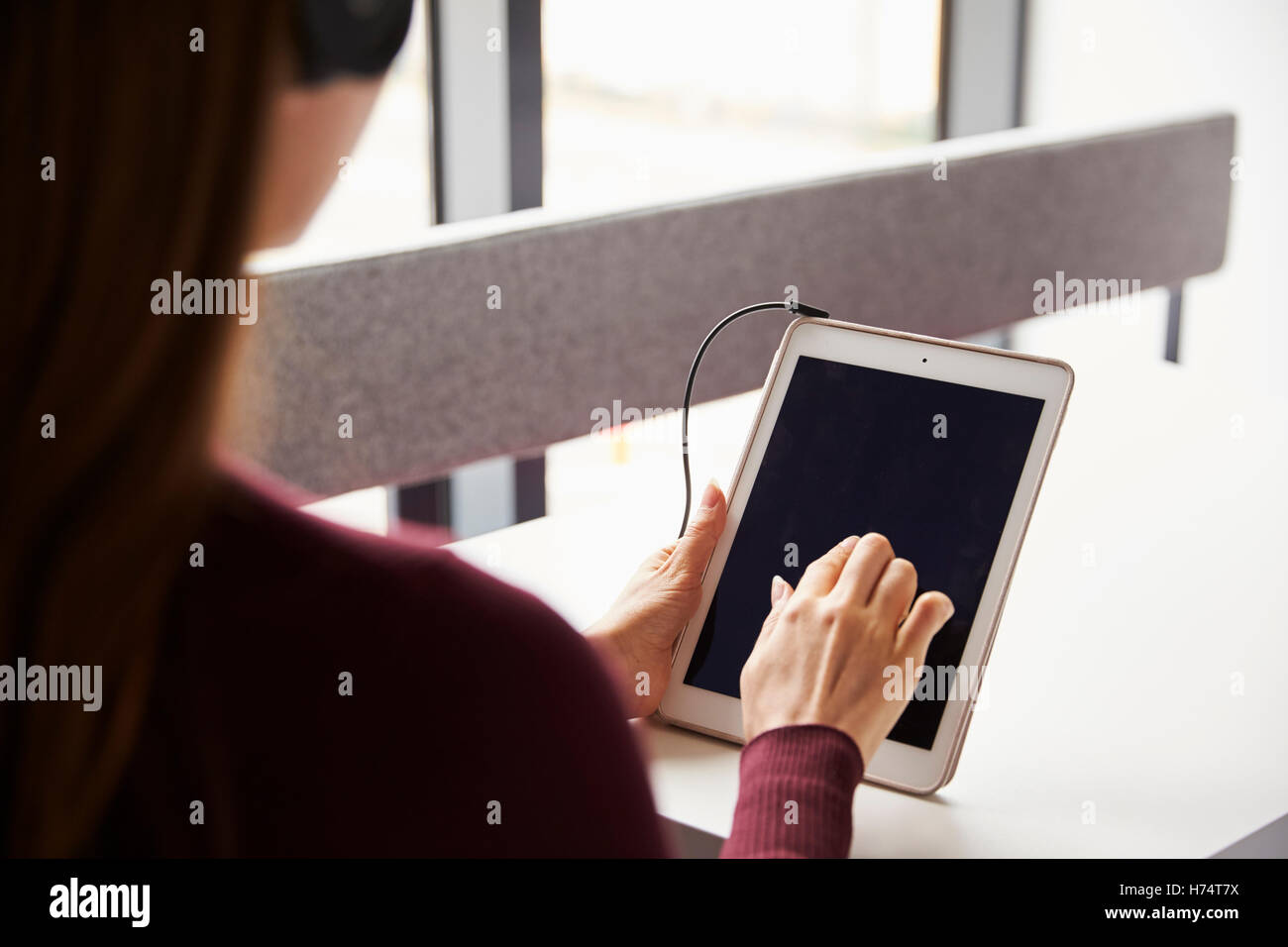Blick über die Schulter der Studentin mit Digital-Tablette Stockfoto