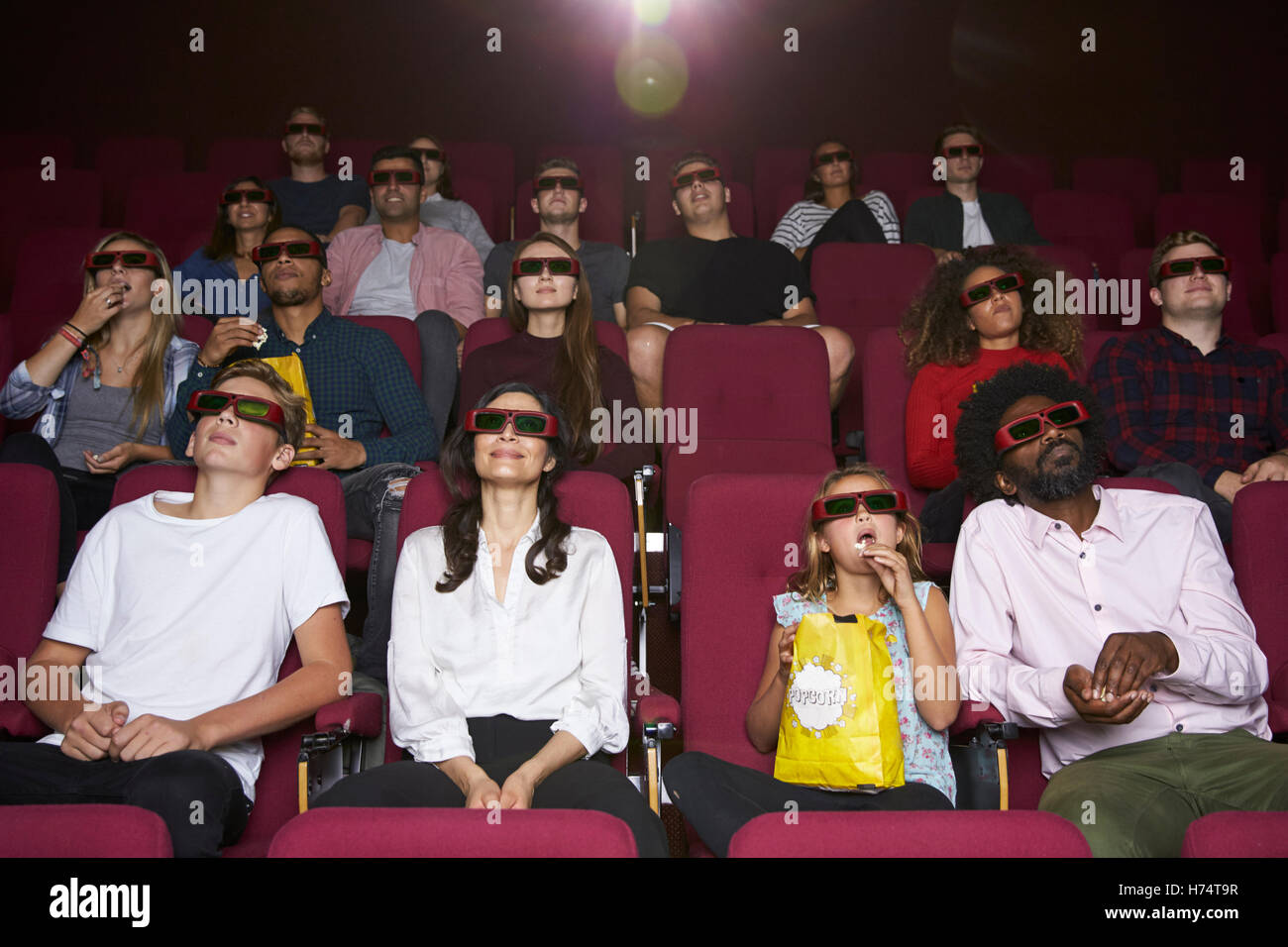 Publikum im Kino mit 3D Brille anschauen Film Stockfoto