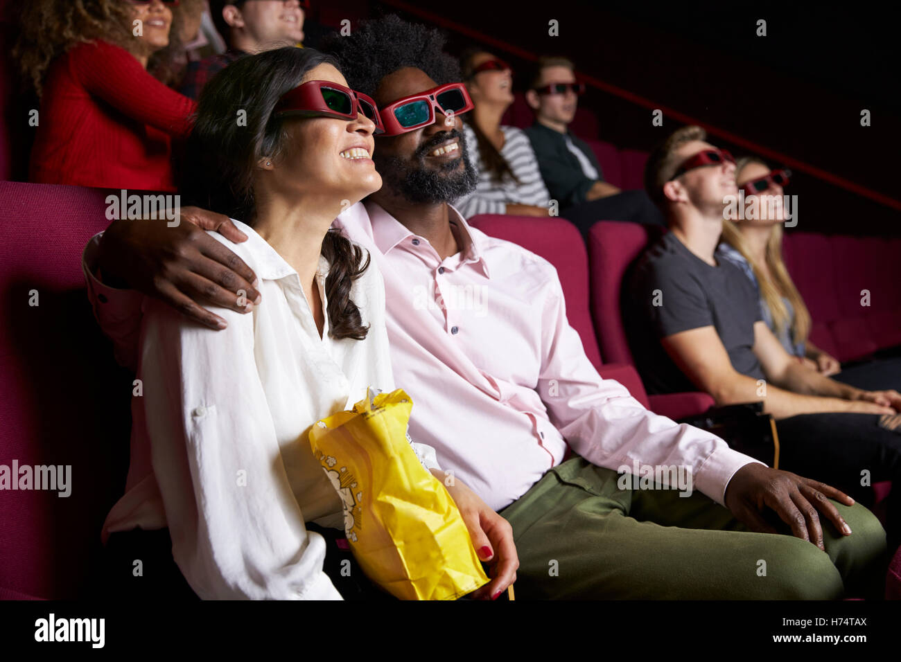 Paar im Kino mit 3D Brille anschauen Komödie Stockfoto