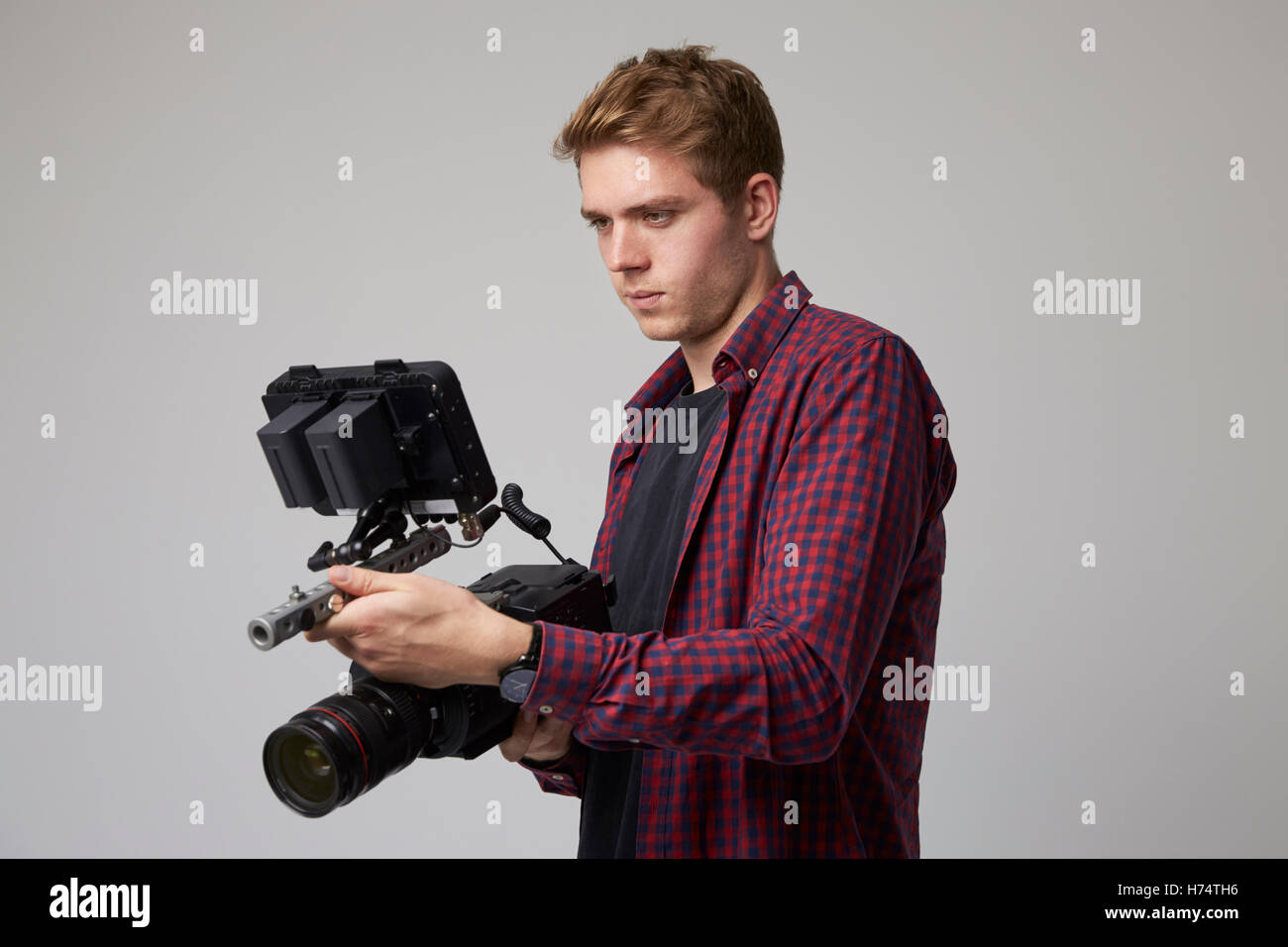 Studioportrait von männlichen Videofilmer mit Filmkamera Stockfoto