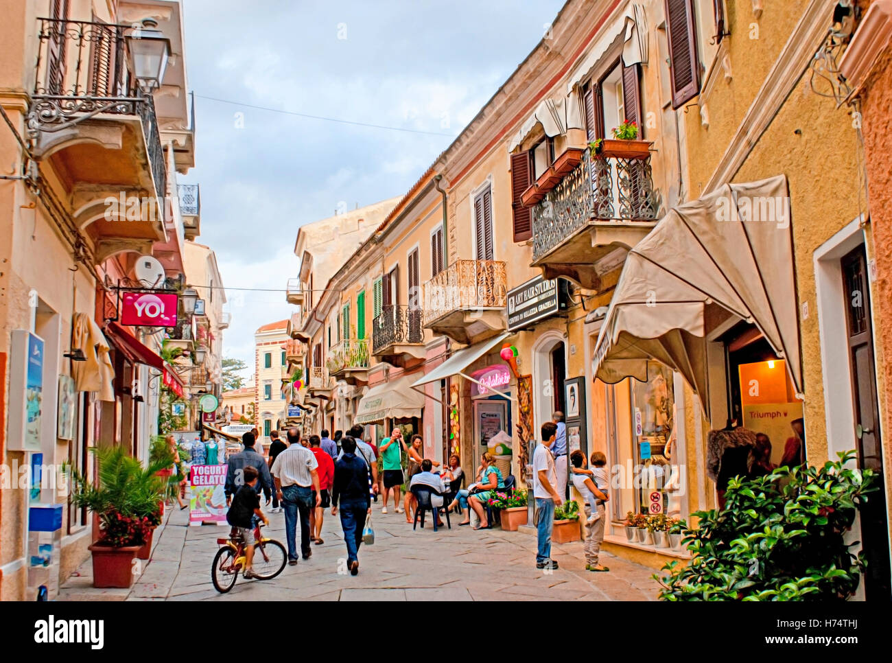 Via Giuseppe Garibaldi ist das shopping-Paradies für Touristen, gibt es viele Cafés, Geschäften, Kunstgalerien mit Volkskunst Stockfoto