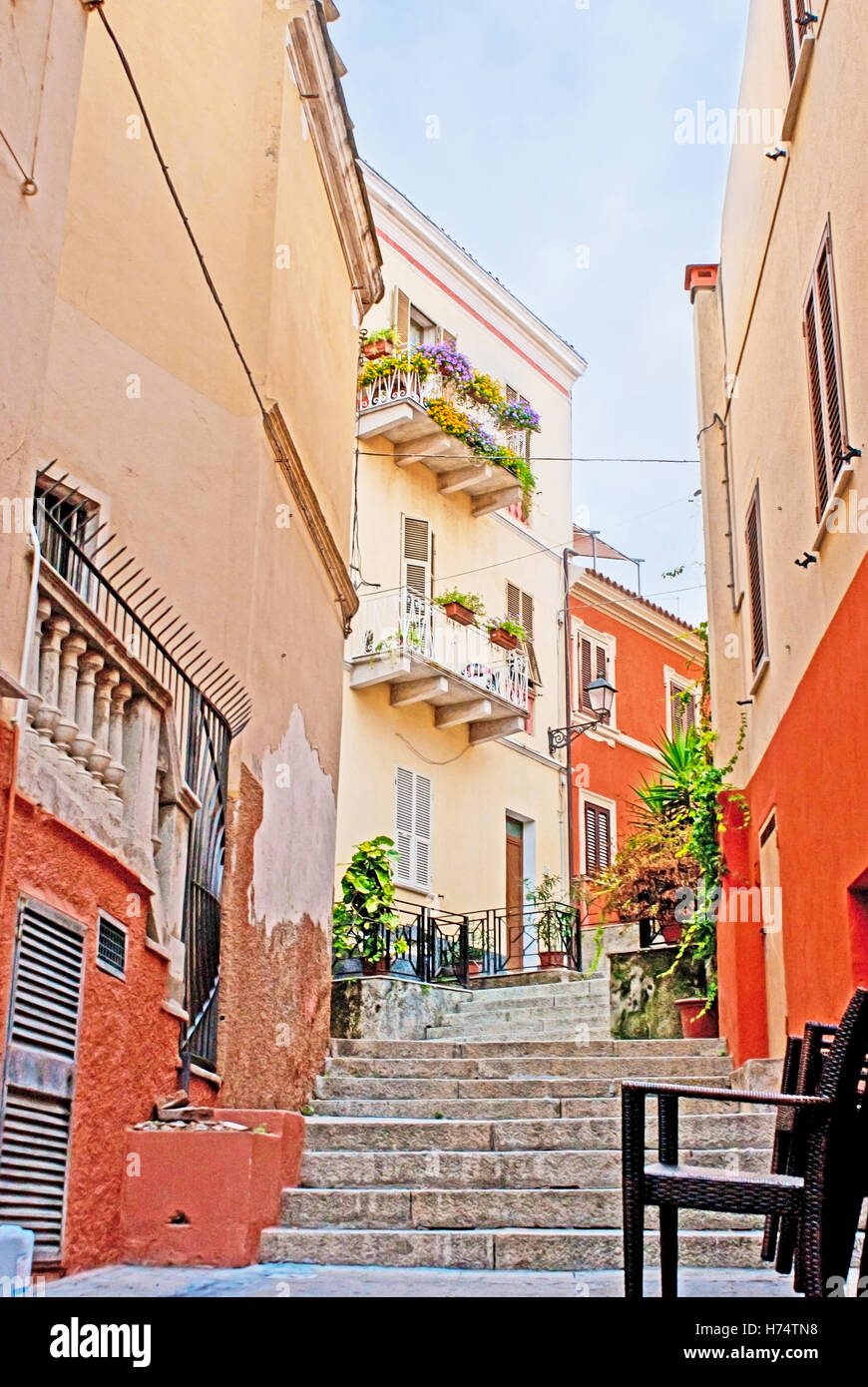 Die Altstadt liegt auf den Hügeln, so gibt es viele schmale gewundene Treppen, die durch die gemütlichen Cafés und ruhige Höfe läuft Stockfoto