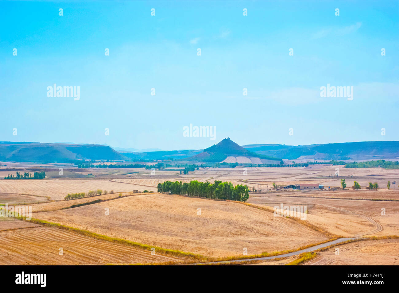 Malerische Aussicht auf sardische Land mit landwirtschaftlich genutzten Feldern und alten Nuraghen auf den Hügeln, Italien. Stockfoto