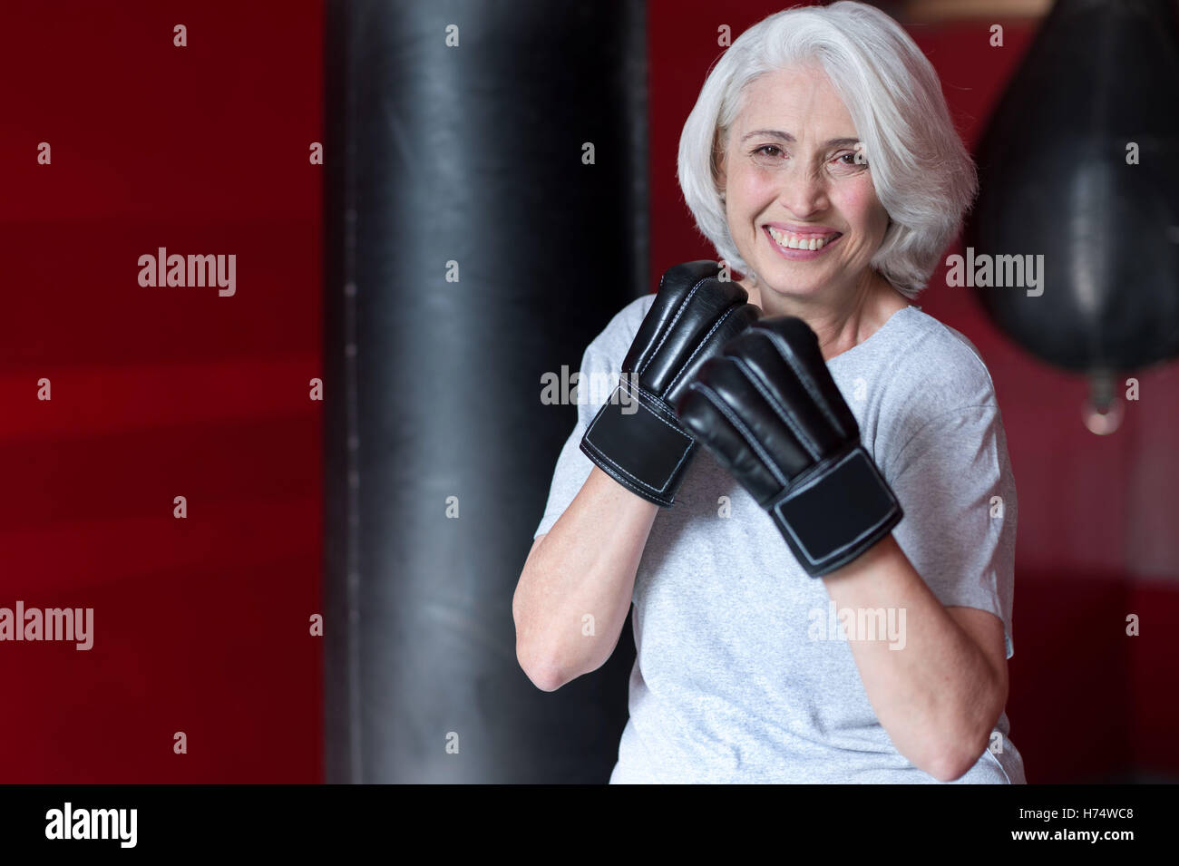 Fanny lächelnd grauen dunkelhaarige Frau Boxen wird vorbereitet. Stockfoto