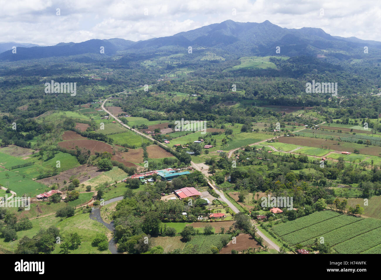 Alajuela, Costa Rica - 24.Mai: Die Landschaft der Costa Rica durch die Wolken bilden einen Inlandsflug, Costa Rica. 24. Mai 2016, Alajue Stockfoto