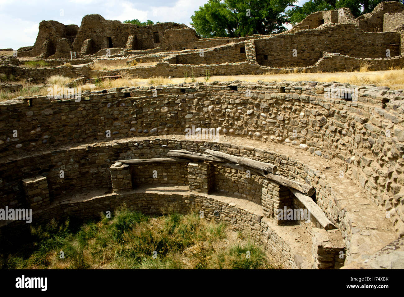 Gewinnt ein Kiva oder Treffpunkt für die aztekischen Indianer.  Rundschreiben mit Sitzgelegenheiten an der Seite der Kiva. Stockfoto