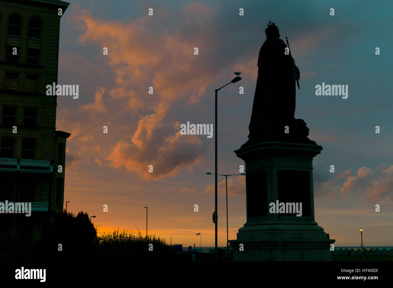 Statue von Königin Victoria in der Silhouette gegen dramatischer Himmel, Hove, UK Stockfoto