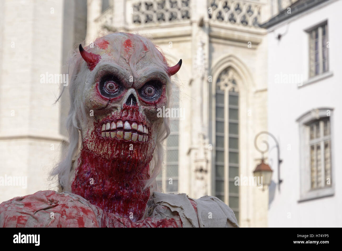 Feier von Halloween im historischen Zentrum der Stadt am 29. Oktober 2016 in Halle, Belgien. Kleiner Markt in der Nähe von Basilika Stockfoto