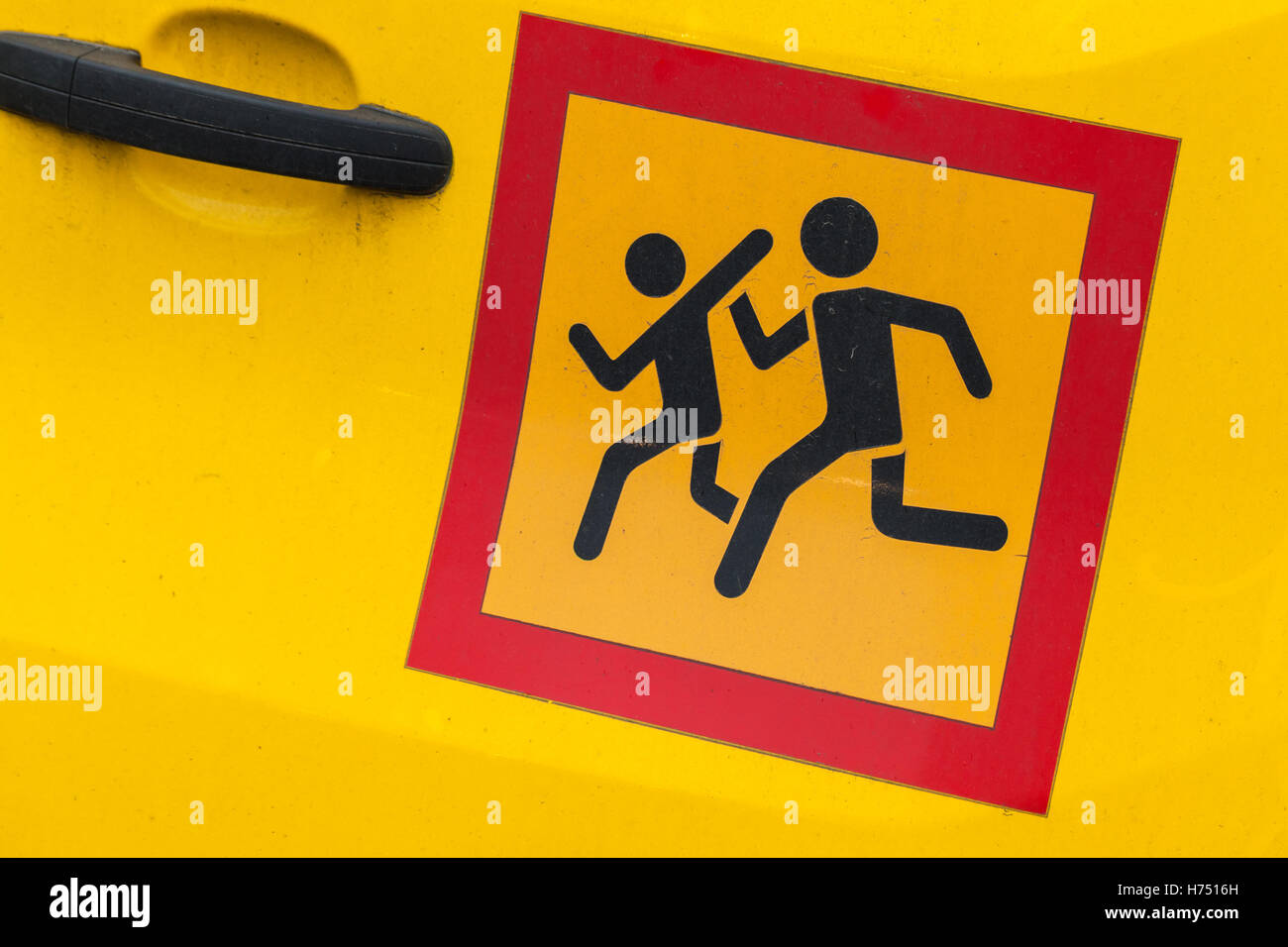 Quadratische gelbe Сaution Kinder Transport Zeichen im roten Rahmen, Aufkleber auf Schule Minivan Tür Stockfoto