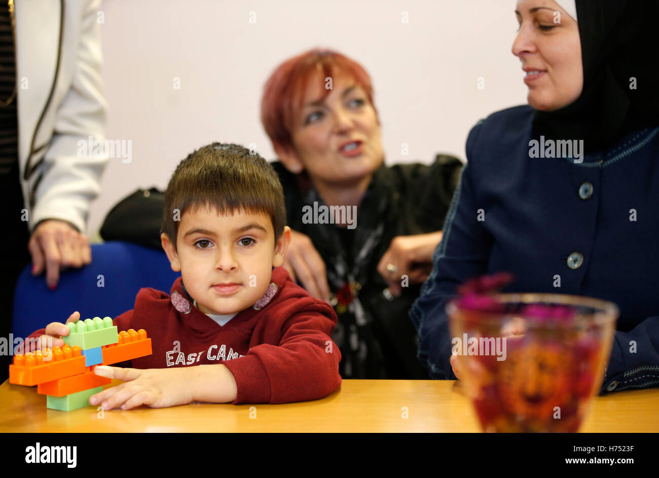 Equalities Secretary Angela Constance trifft Flüchtlinge, die schottischen Gemeinden bei Maryhill Integration Network in Glasgow vor ein neues System entwickelt, von der Regierung, Räte und Wohltätigkeitsorganisationen, die nächstes Jahr Willkommen andere Flüchtlinge ins Land eingeführt werden willkommen geheißen wurden. Stockfoto