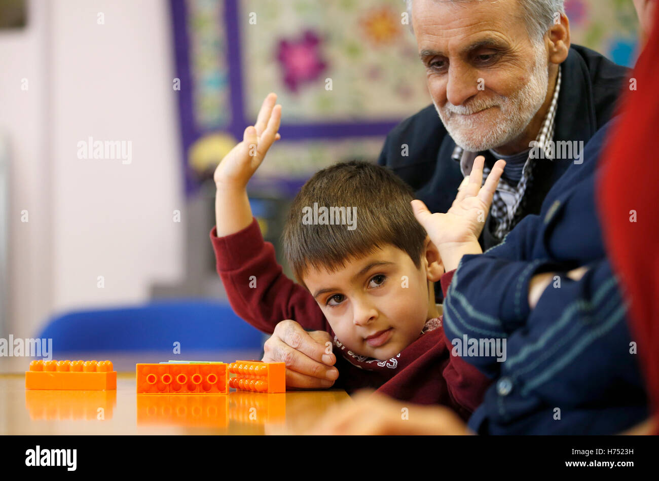 Eine Flüchtlingsfamilie, die schottischen Gemeinden bei Maryhill Integration Network in Glasgow vor ein neues System entwickelt, von der Regierung, Räte und Wohltätigkeitsorganisationen, die nächstes Jahr Willkommen andere Flüchtlinge ins Land eingeführt werden willkommen geheißen wurden. Stockfoto