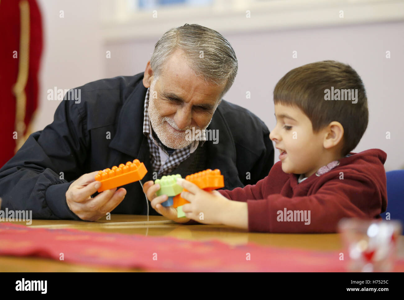Eine Flüchtlingsfamilie, die schottischen Gemeinden bei Maryhill Integration Network in Glasgow vor ein neues System entwickelt, von der Regierung, Räte und Wohltätigkeitsorganisationen, die nächstes Jahr Willkommen andere Flüchtlinge ins Land eingeführt werden willkommen geheißen wurden. Stockfoto