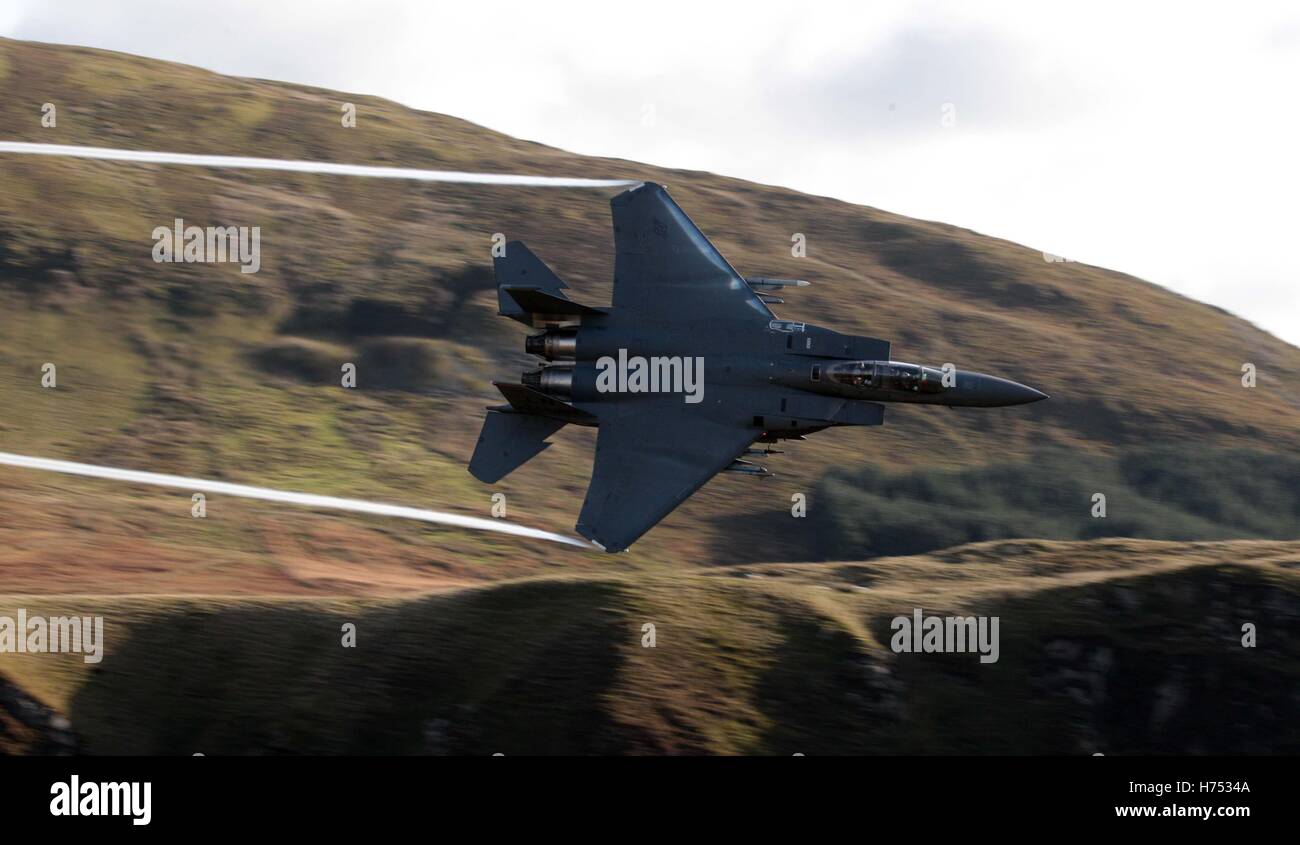 Ein f-15-Jet wird von CAD-West, als es niedrigen Niveau durch die Schleife, Machynlleth in Wales, eine Reihe von Tälern durch ihre Verwendung als Low-Level-Übungsplätze für schnellen Jet-Flugzeugen fliegt gesehen. Stockfoto