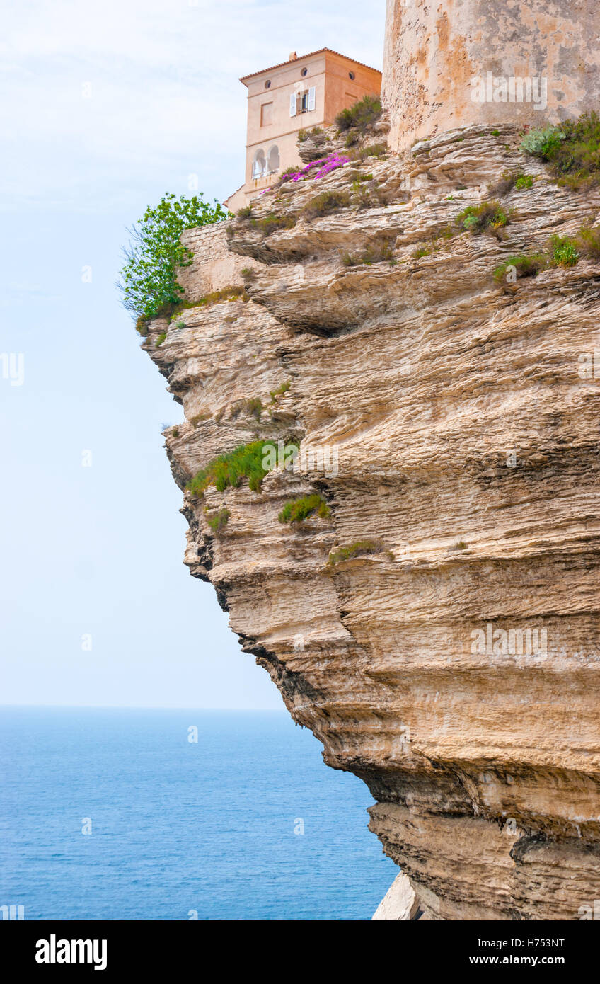 Dieses kleine mittelalterliche Haus befindet sich am Hang des Bonifacio Felsen sieht aus wie ein nest Stockfoto