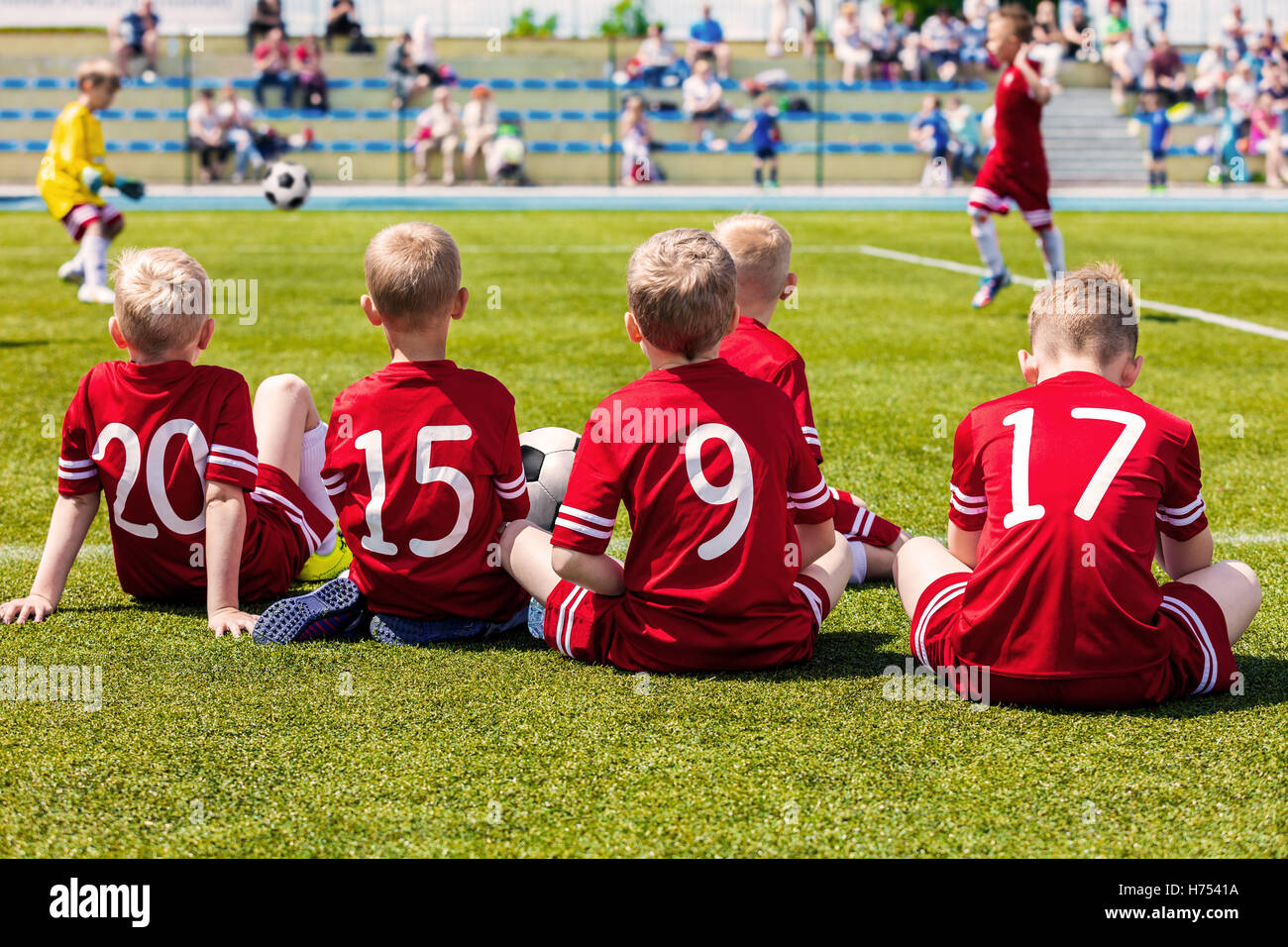 Jungen Fußball-Fußball-Nationalmannschaft. Kinder-Fußball-Turnier. Kinder spielen Fußball auf dem Sportplatz. Kinder im roten Trikot Sport t-sh Stockfoto