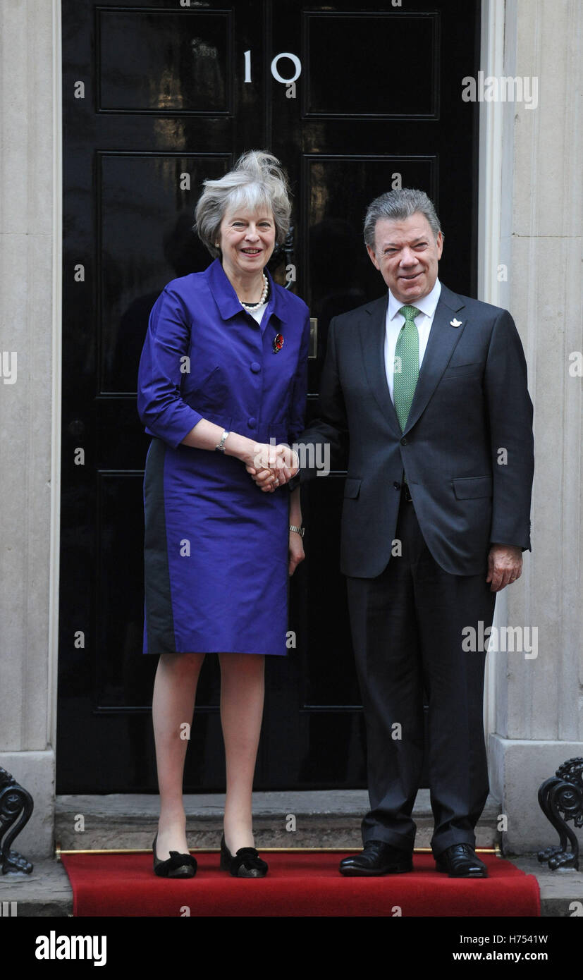 Premierminister Theresa May grüßt Kolumbiens Präsident Juan Manuel Santos auf den Stufen der 10 Downing Street in London. Stockfoto