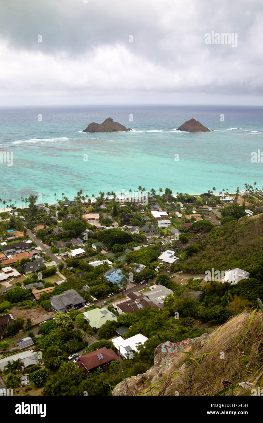 Blick von der Pillbox-Trail über Lanikai Beach und Kailua Bay mit den zwei kleinen Inseln Moku Iki und Moku Nui auf Oahu, Hawaii, Stockfoto