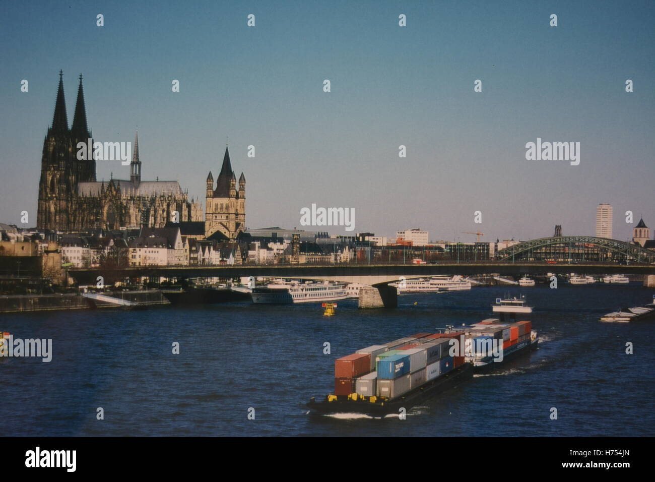 Rhein Flusslandschaft mit der Kuppel in Köln, Deutschland Stockfoto