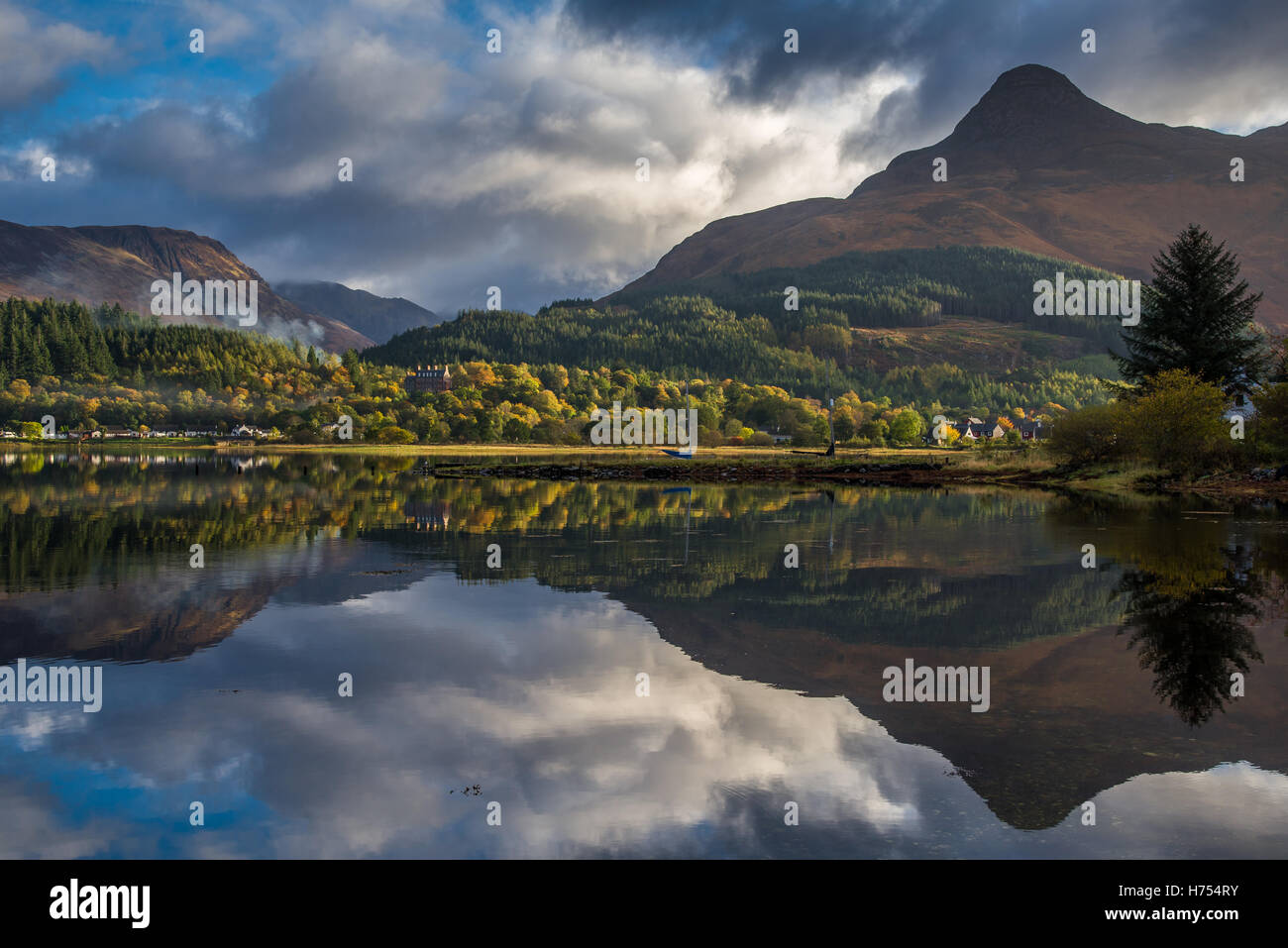 Herbstliche Spiegelungen im Loch Leven und Pap Glencoe Stockfoto