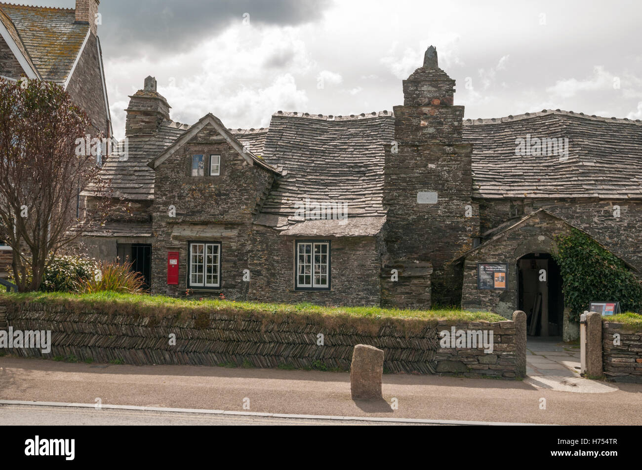 The Old Post Office, Tintagel, Cornwall. Traditionelle, Stein und Schiefer mittelalterlichen lange Haus. National Trust-Eigenschaft. Stockfoto