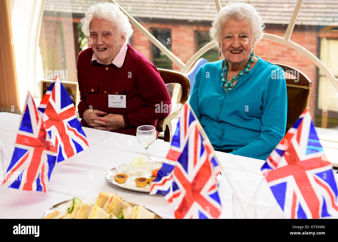 Zwei ältere Frauen genießen einen zusammen und Mittagessen, die Königin 90. Geburtstag, Godalming, Surrey, UK, April 2016 feiern. Stockfoto