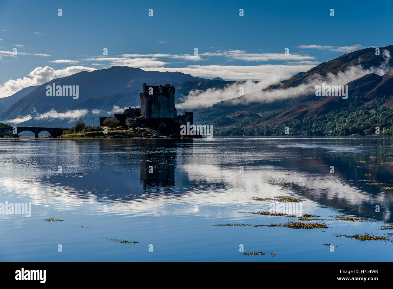 Morgennebel auf Eilean Donan Castle Stockfoto