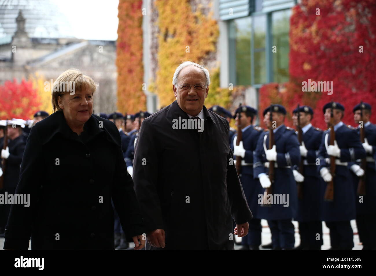 Berlin, Deutschland. 2. November 2016. Bundeskanzlerin Angela Merkel erhielt Bundespräsidentin Johann Niklaus Schneider-Ammann mit militärischen Ehren zu offiziellen Besuch nach Deutschland. Bildnachweis: Jakob Ratz/Pacific Press/Alamy Live-Nachrichten Stockfoto