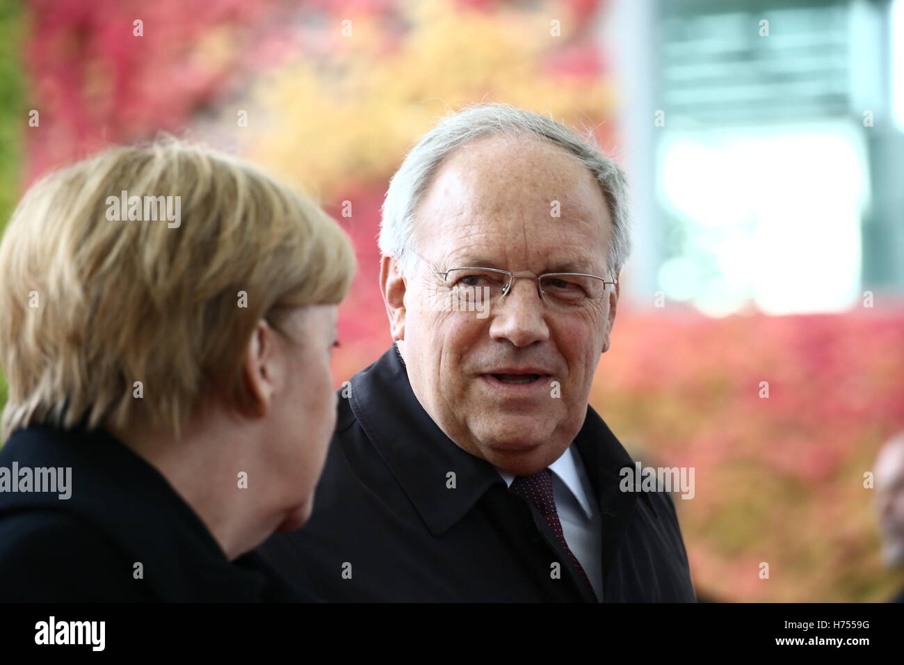 Berlin, Deutschland. 2. November 2016. Bundeskanzlerin Angela Merkel erhielt Bundespräsidentin Johann Niklaus Schneider-Ammann mit militärischen Ehren zu offiziellen Besuch nach Deutschland. Bildnachweis: Jakob Ratz/Pacific Press/Alamy Live-Nachrichten Stockfoto