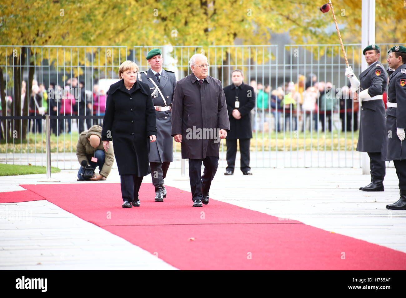 Berlin, Deutschland. 2. November 2016. Bundeskanzlerin Angela Merkel erhielt Bundespräsidentin Johann Niklaus Schneider-Ammann mit militärischen Ehren zu offiziellen Besuch nach Deutschland. Bildnachweis: Jakob Ratz/Pacific Press/Alamy Live-Nachrichten Stockfoto