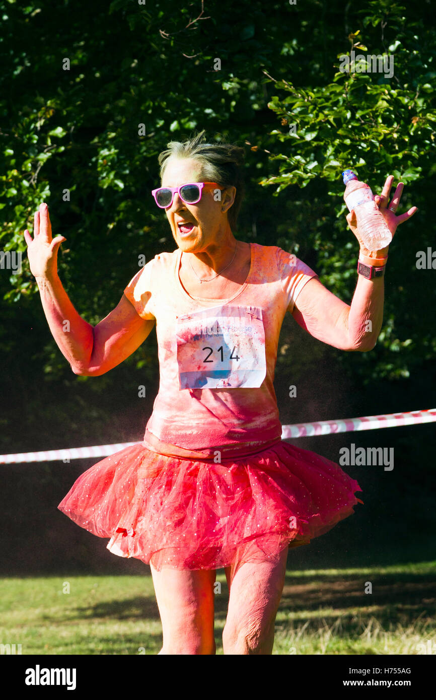 Ein Läufer in einer Wohltätigkeitsorganisation in Oldbury Gericht Estate, Bristol, Oktober 2016 statt (Julian House) Farbe Fun Run Stockfoto