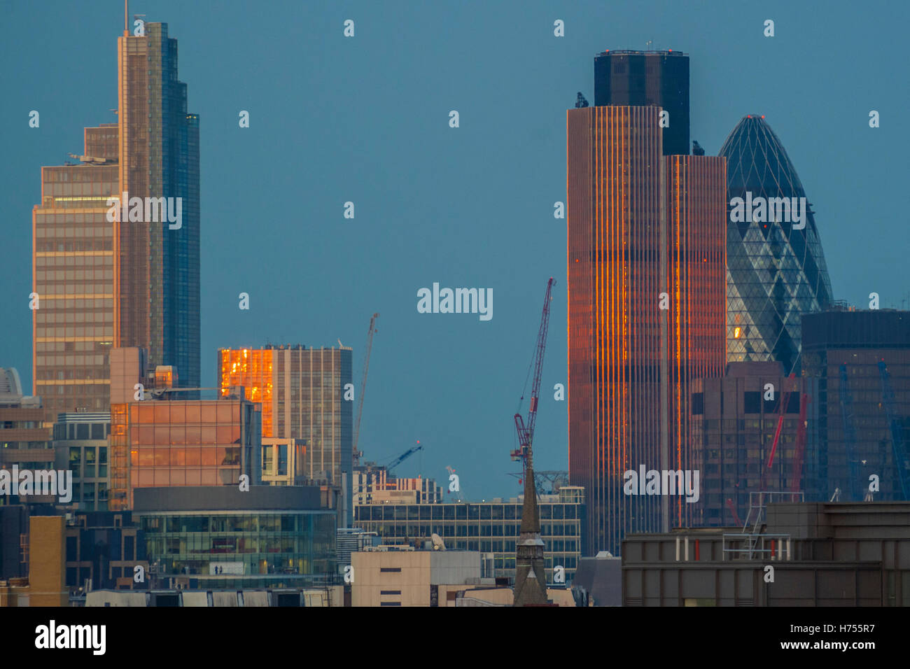 London Sehenswürdigkeiten - der City of London bei Sonnenuntergang. Stockfoto