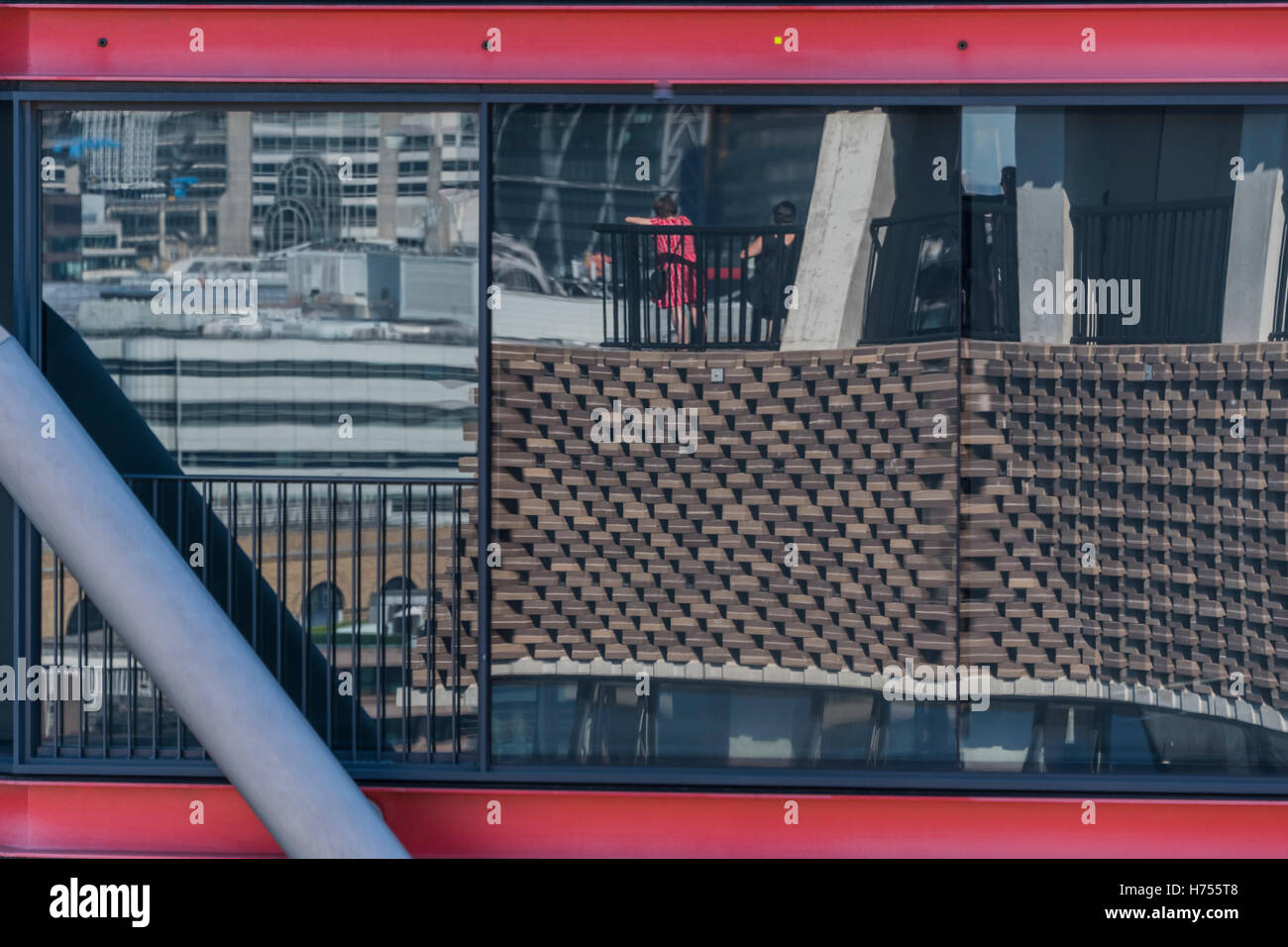 London Sehenswürdigkeiten - Tate Modern Schalter Haus spiegelt sich in nahe gelegenen Wohnungen Windows. Stockfoto