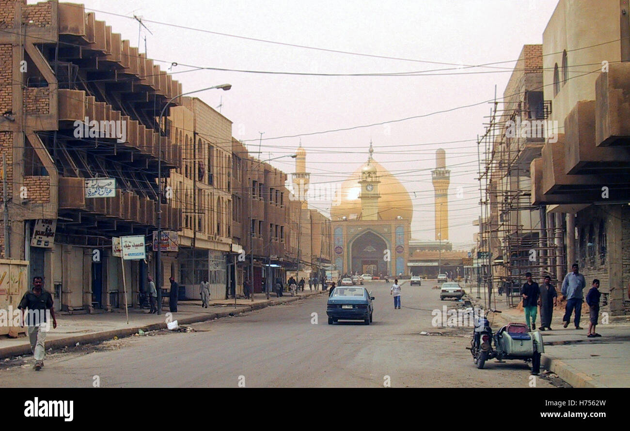 25. April 2003 Zentrum von Samarra, Irak, mit Al Askari Schrein am oberen Rand der Straße. Stockfoto