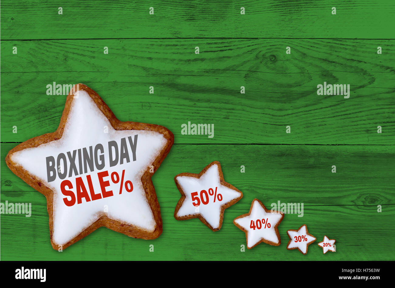 Boxing Day Sale Zimt Stern am grünen Holz Konzept. Stockfoto