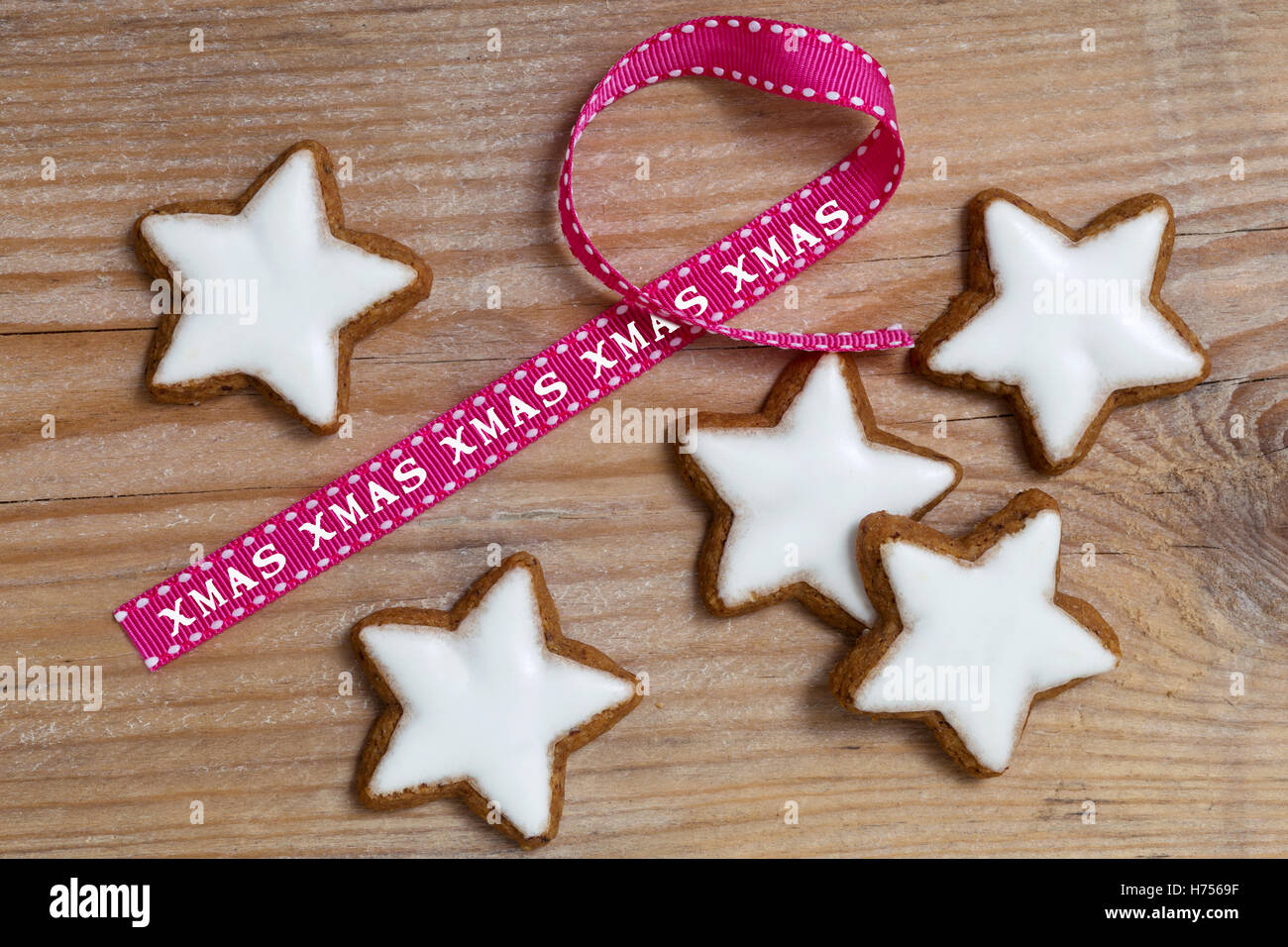Zimt Stern auf Holz mit XMAS Geschenkband. Stockfoto