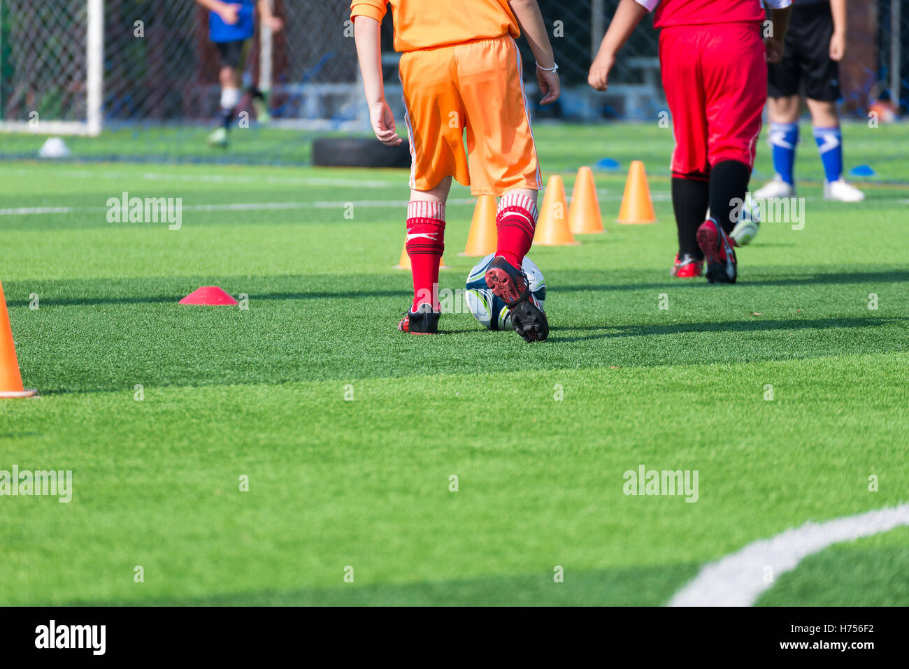 Kinder Ausbildung in Soccer academy Stockfoto