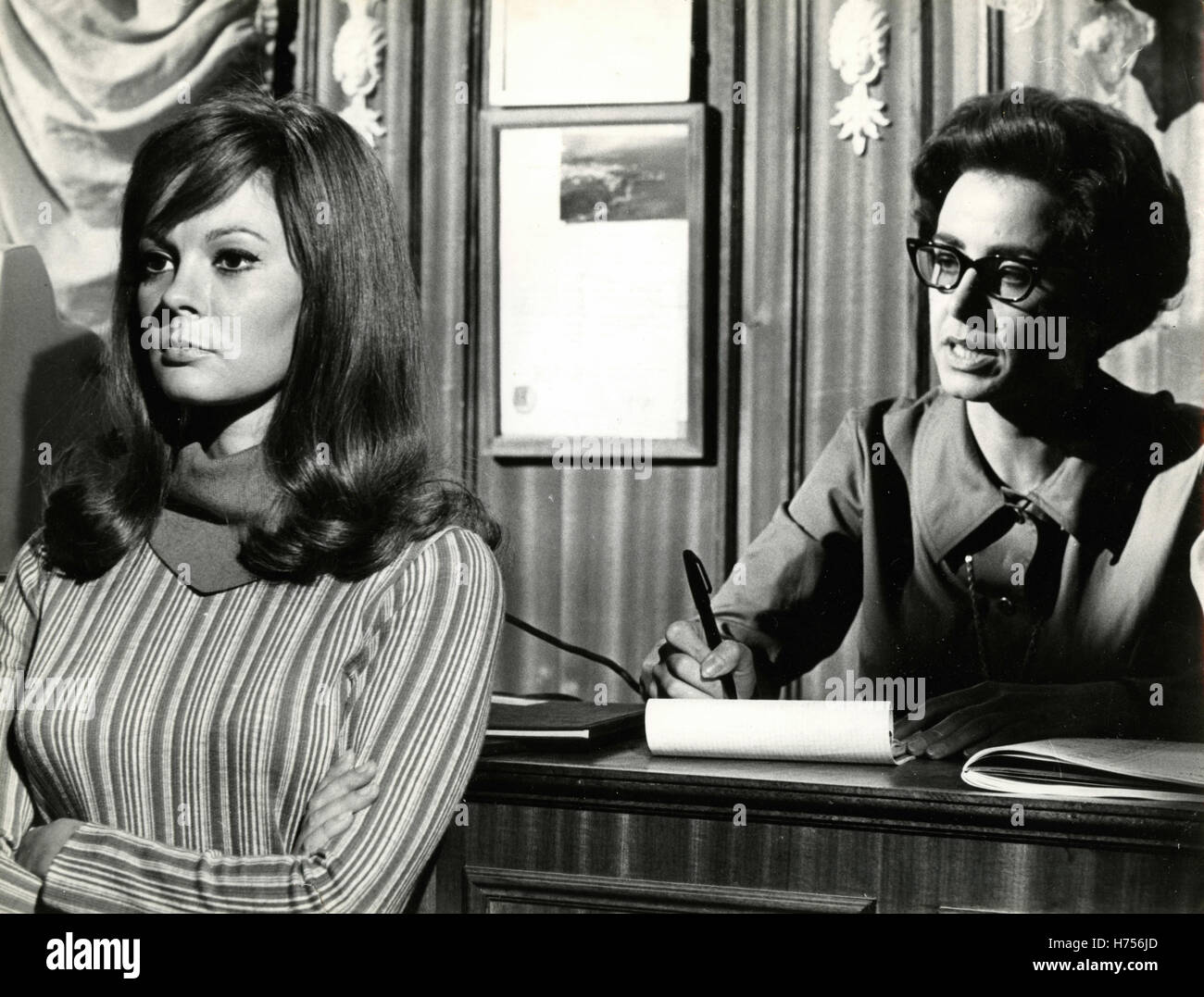 Schauspielerinnen Maria Grazia Bianchi und Giuliana Rivera in dem Film, die Piazza Navona, Italien 1969 shop Stockfoto