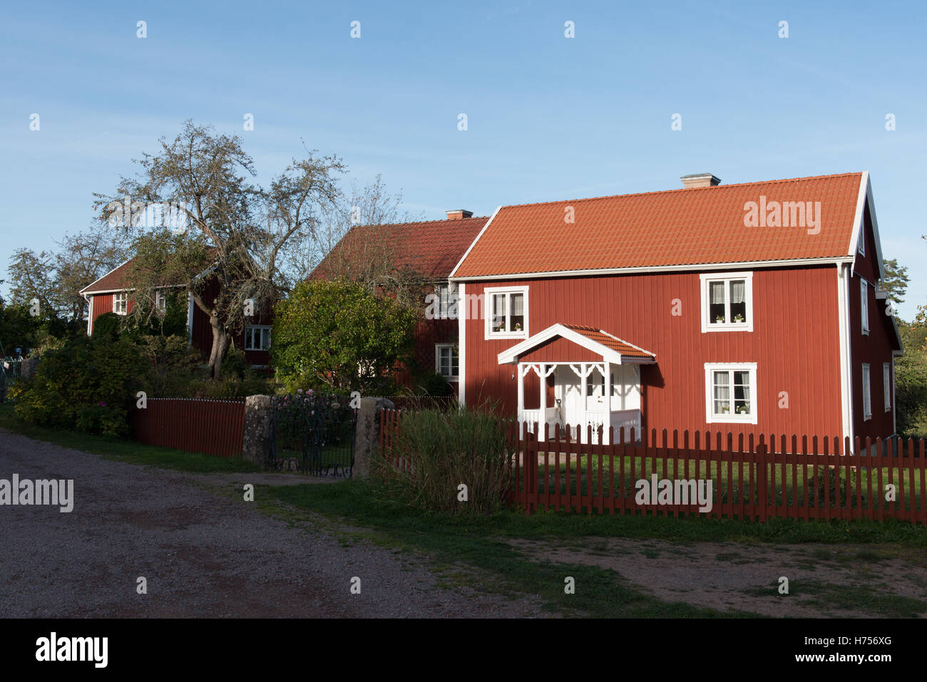 Die roten Häuser auf der Straße in Bullerbyn Mellangården, Smaland, Schweden Stockfoto