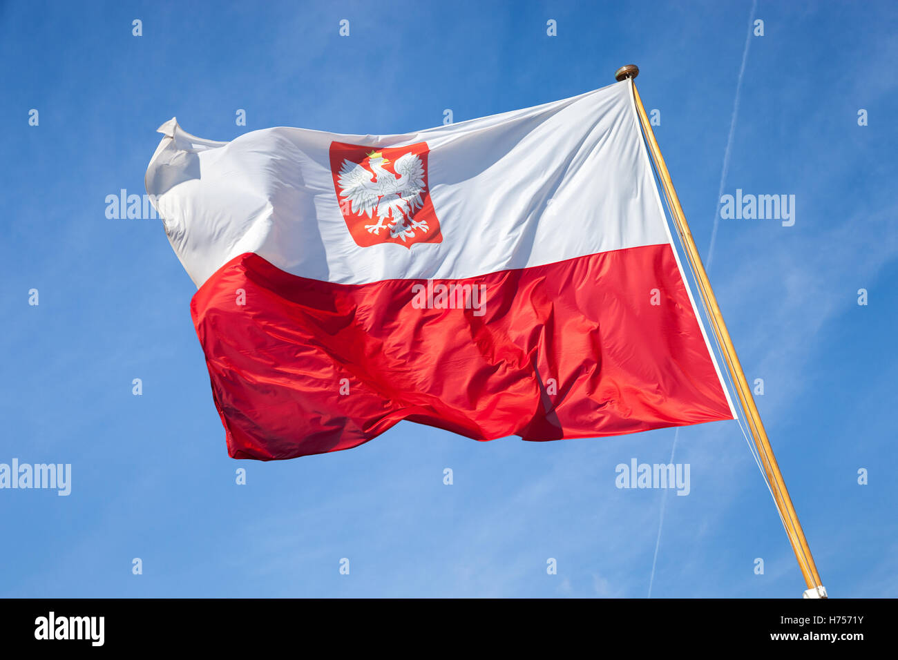 Polnische nationale Flagge in den Himmel. Stockfoto