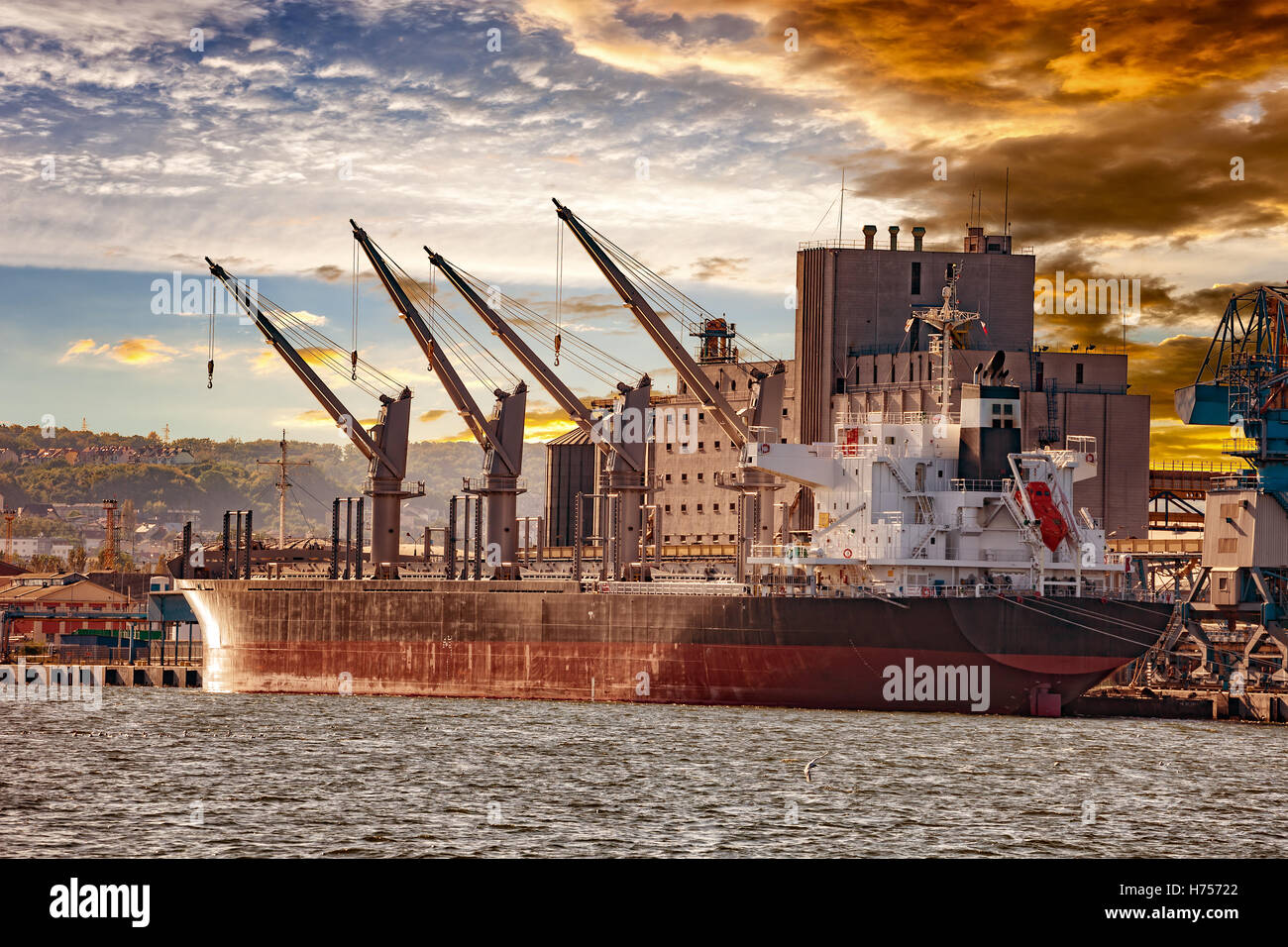 Frachtschiff vertäut am Kai im Hafen von Gdynia, Polen. Stockfoto