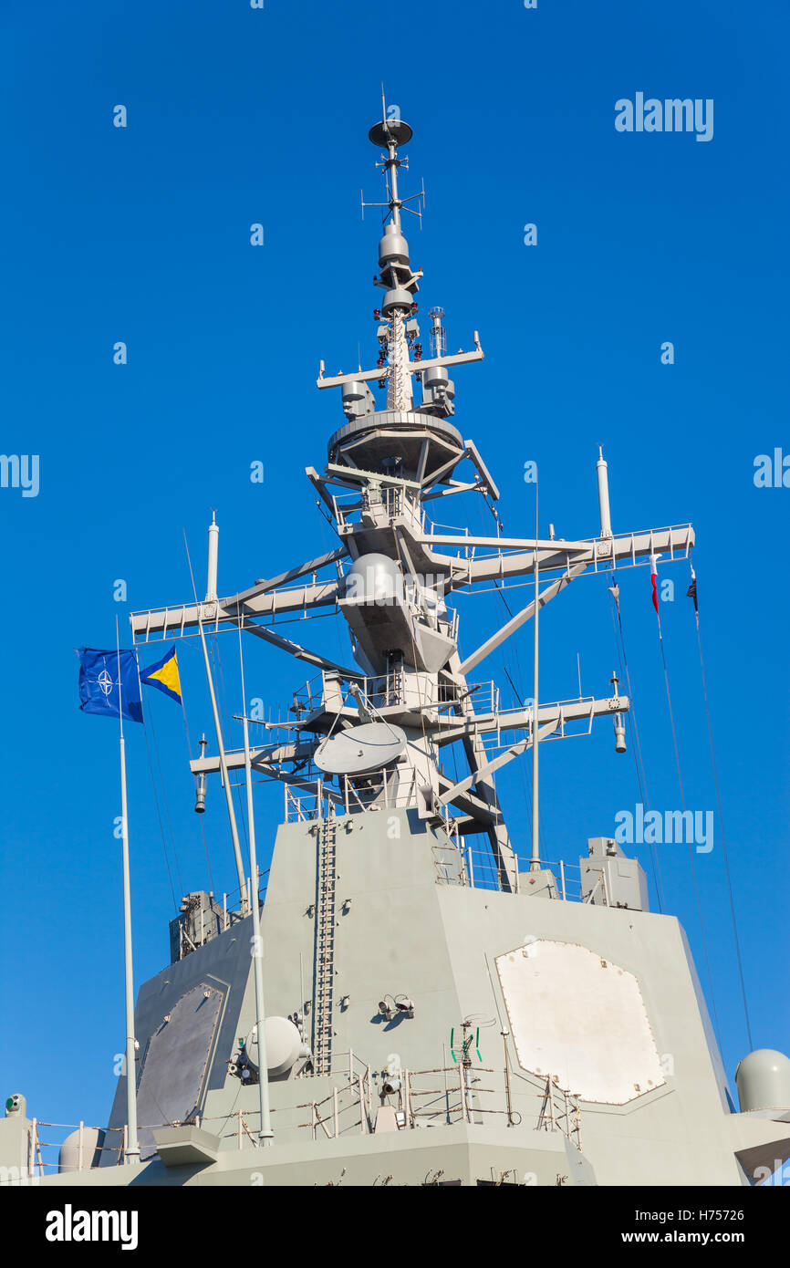 Der Mast mit elektronischen System der Verteidigung eines militärischen Schiffes. Stockfoto