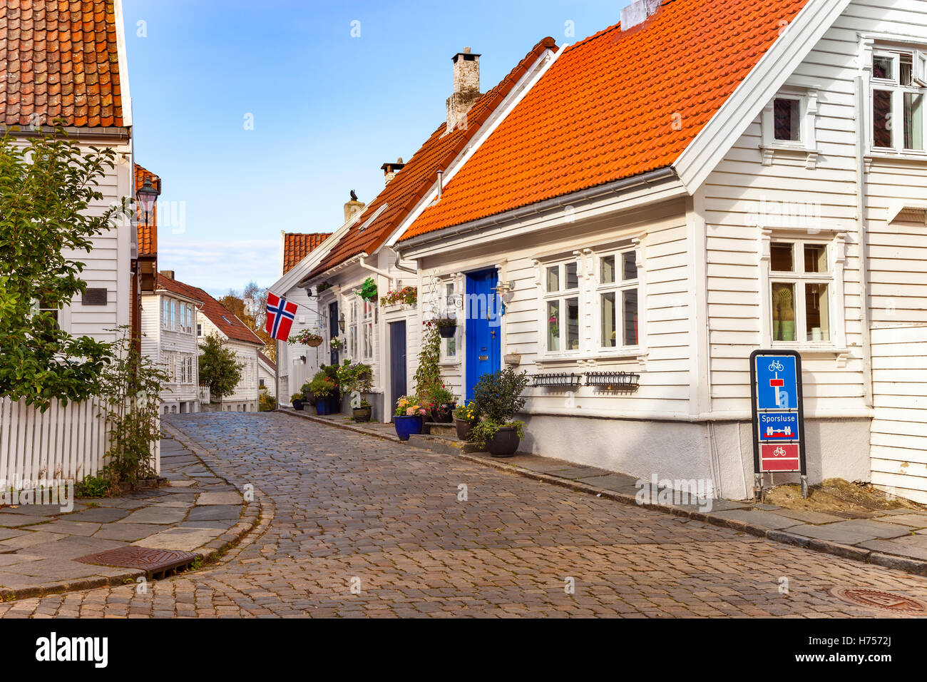 Straße mit weißen Häusern in der Altstadt von Stavanger, Norwegen. Stockfoto