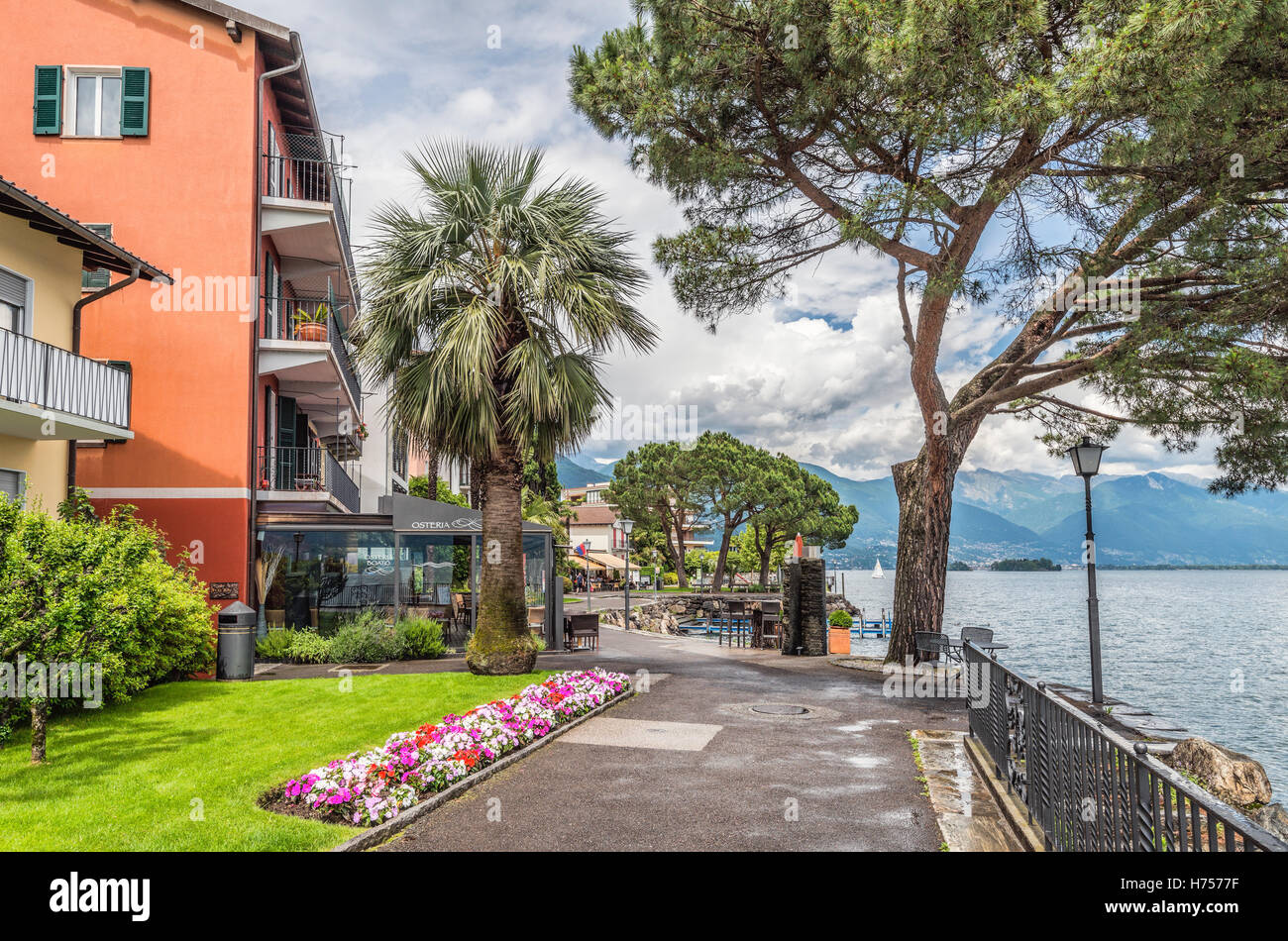 Uferpromenade von Brissago am Lago Maggiore, Tessin, Schweiz Stockfoto