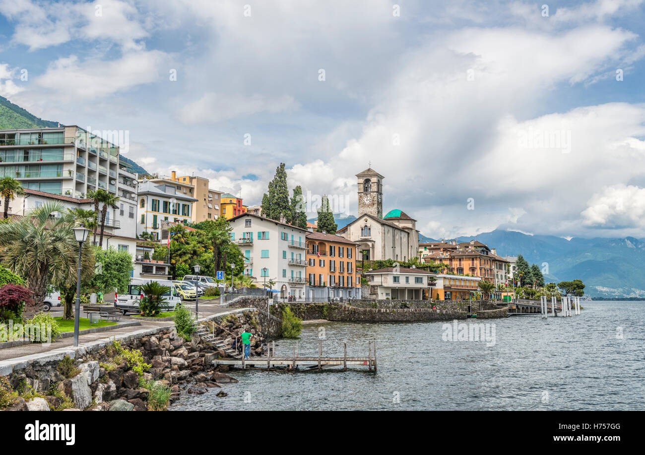 Uferpromenade von Brissago am Lago Maggiore, Tessin, Schweiz Stockfoto