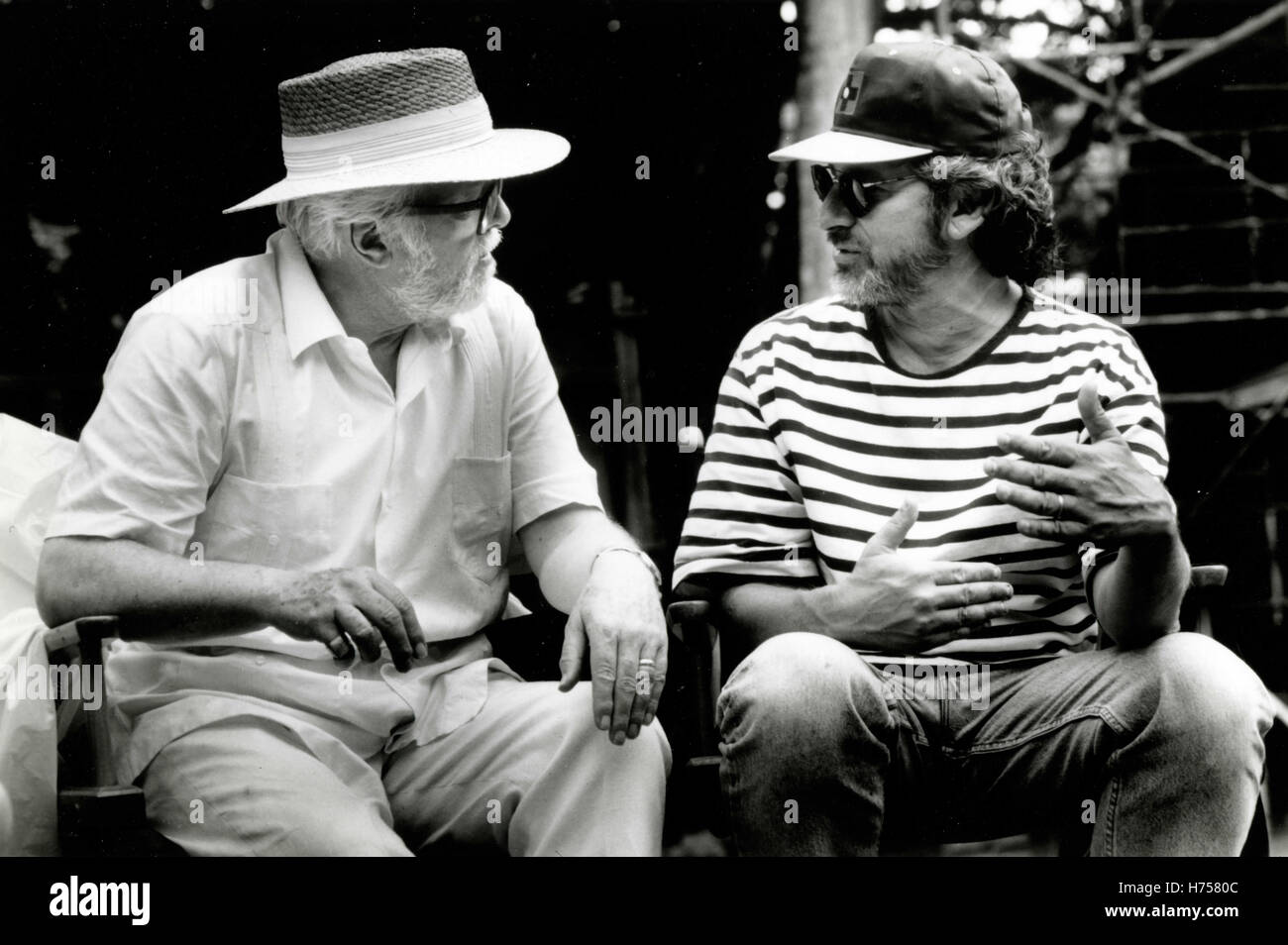Steven Spielberg und Richard Attenborough am Set von Jurassic Park, USA ...