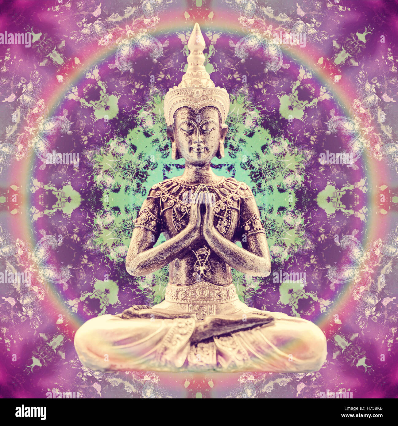 Buddha-Statue im Lotus in abstrakte Mandala Bild sitzen Stockfoto