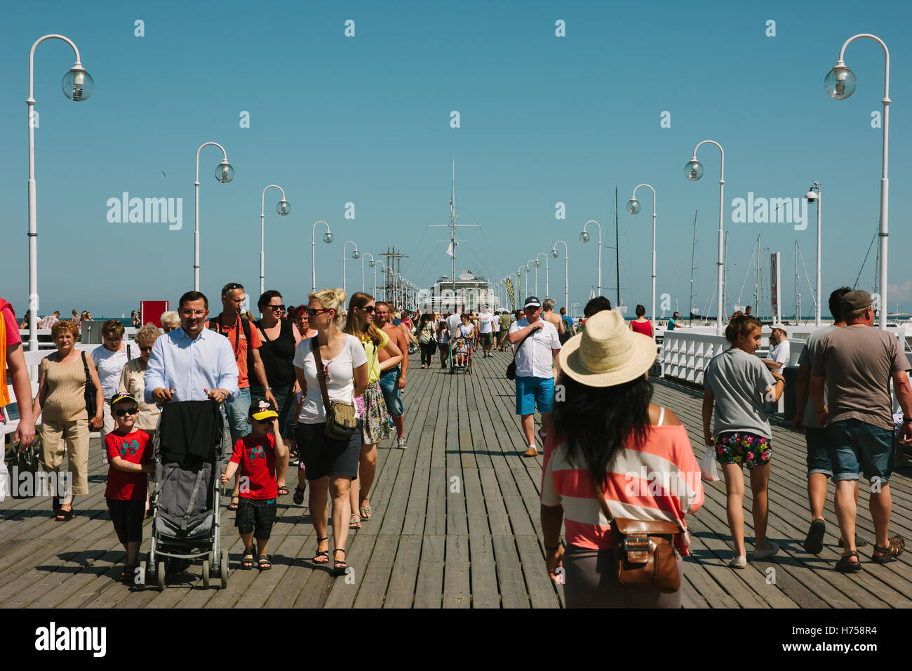 Die Pier oder Molo in Sopot, Polen, an einem sonnigen Tag im Sommer mit Menschen herumlaufen. Stockfoto