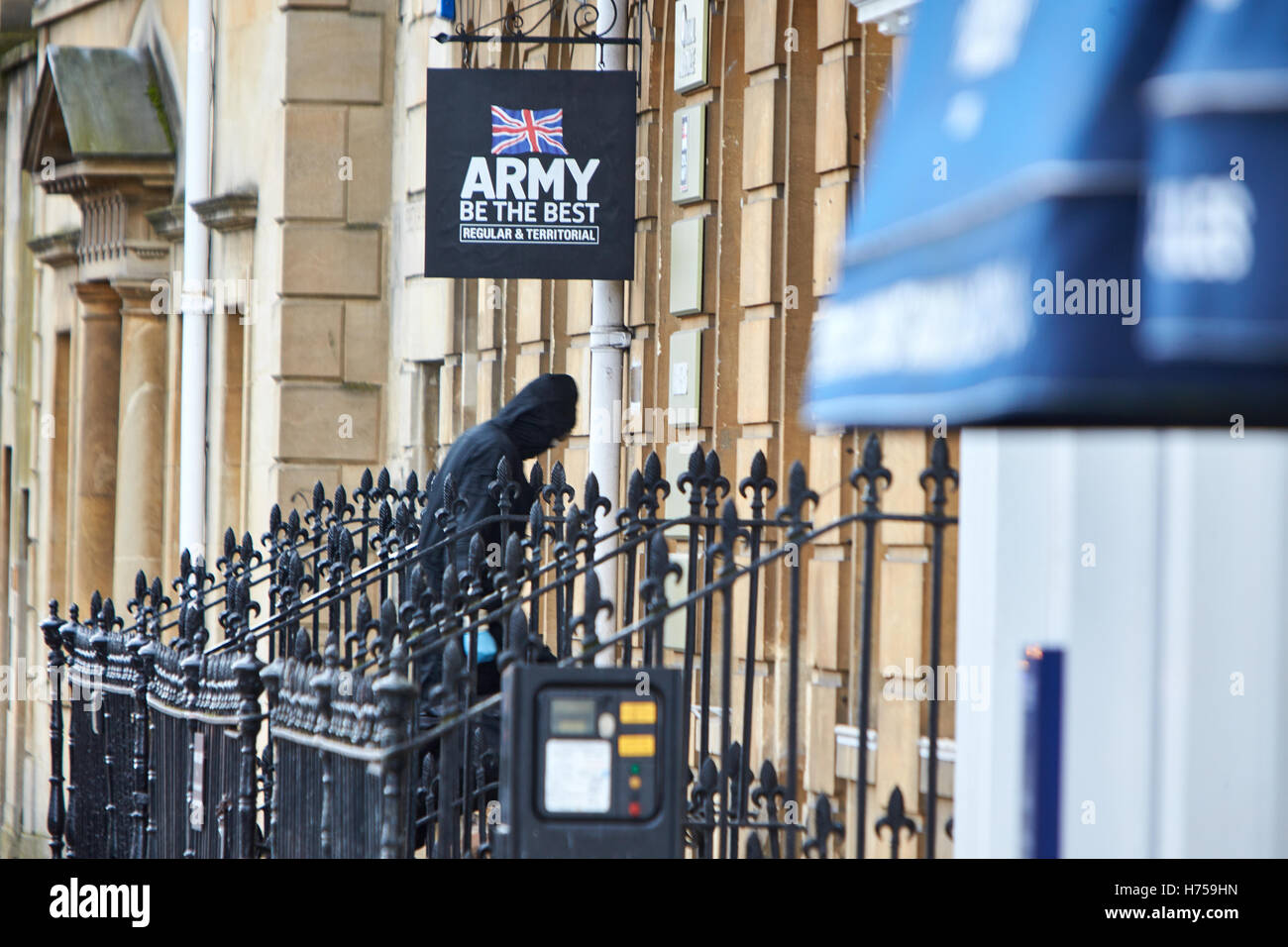 Ein Bombe Beseitigung Offizier tritt der Armee Rekrutierungsbüro in St Giles, Oxford, nach der Entdeckung einer Bombe Stockfoto