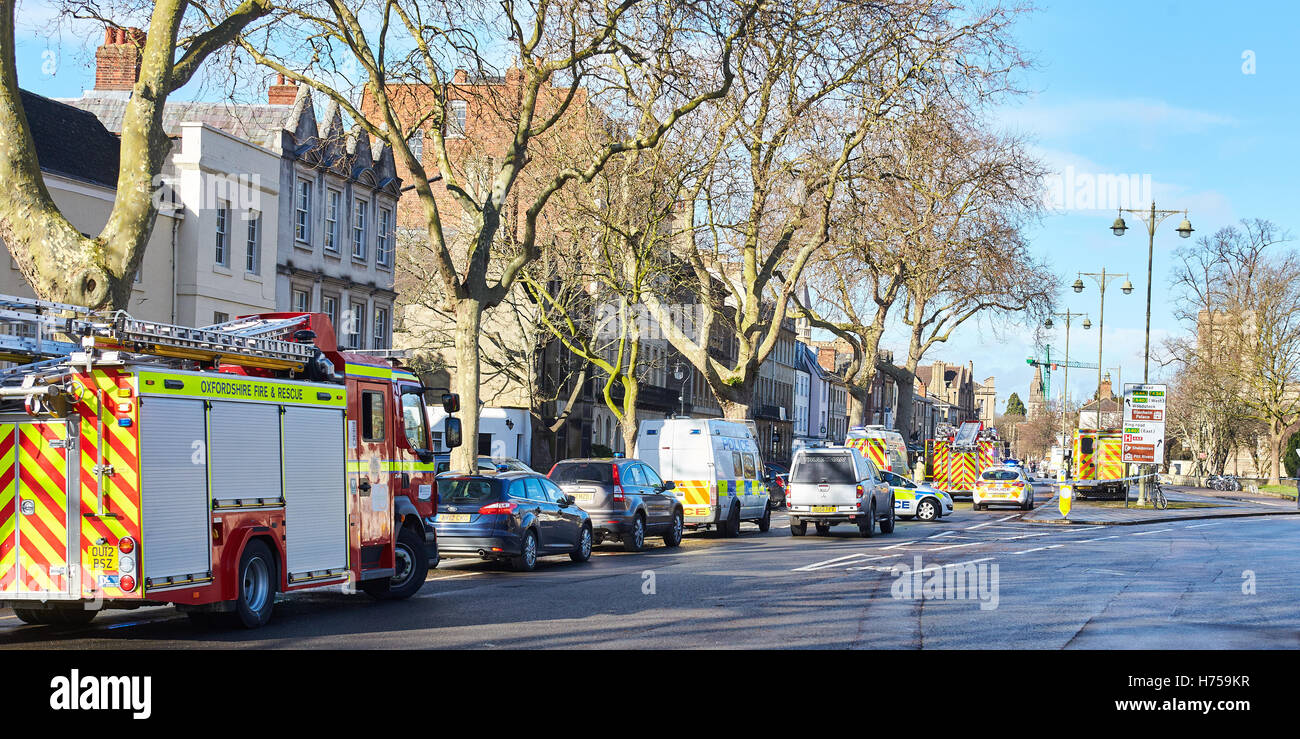 Gesamtansicht der Szene nach der Entdeckung der eine tragfähige Sprengsatz in der Armee Rekrutierungsbüro in St Giles, Oxfor Stockfoto